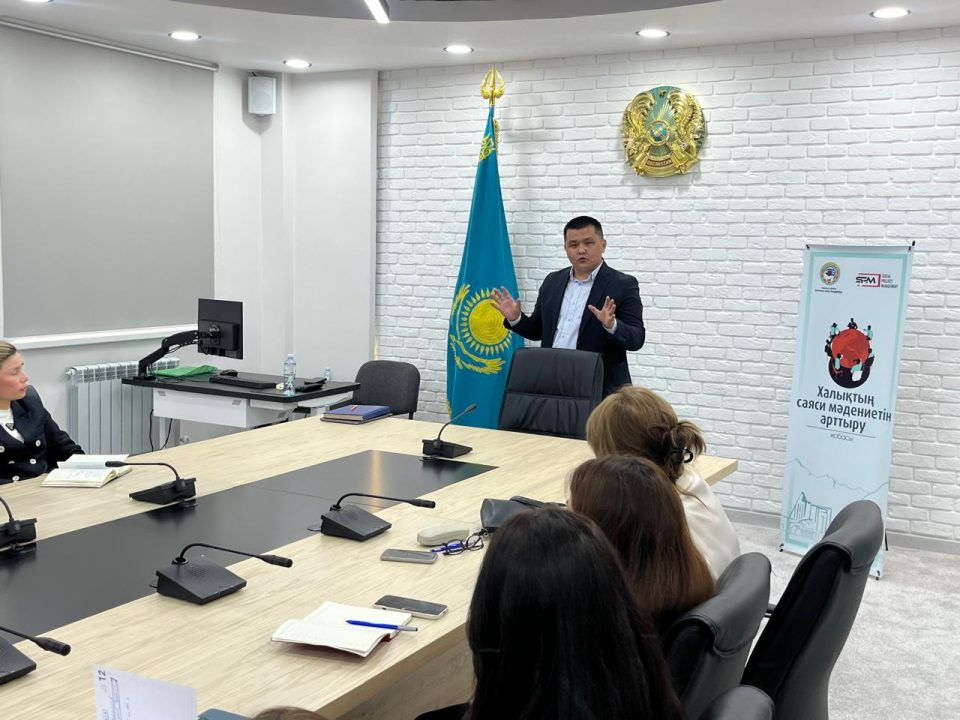 «Болашақ» бағдарламасының түлегі мемлекеттік қызметкерлерге курс өткізді